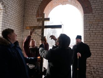 На купол колокольни храма Всех Святых установлен новый крест