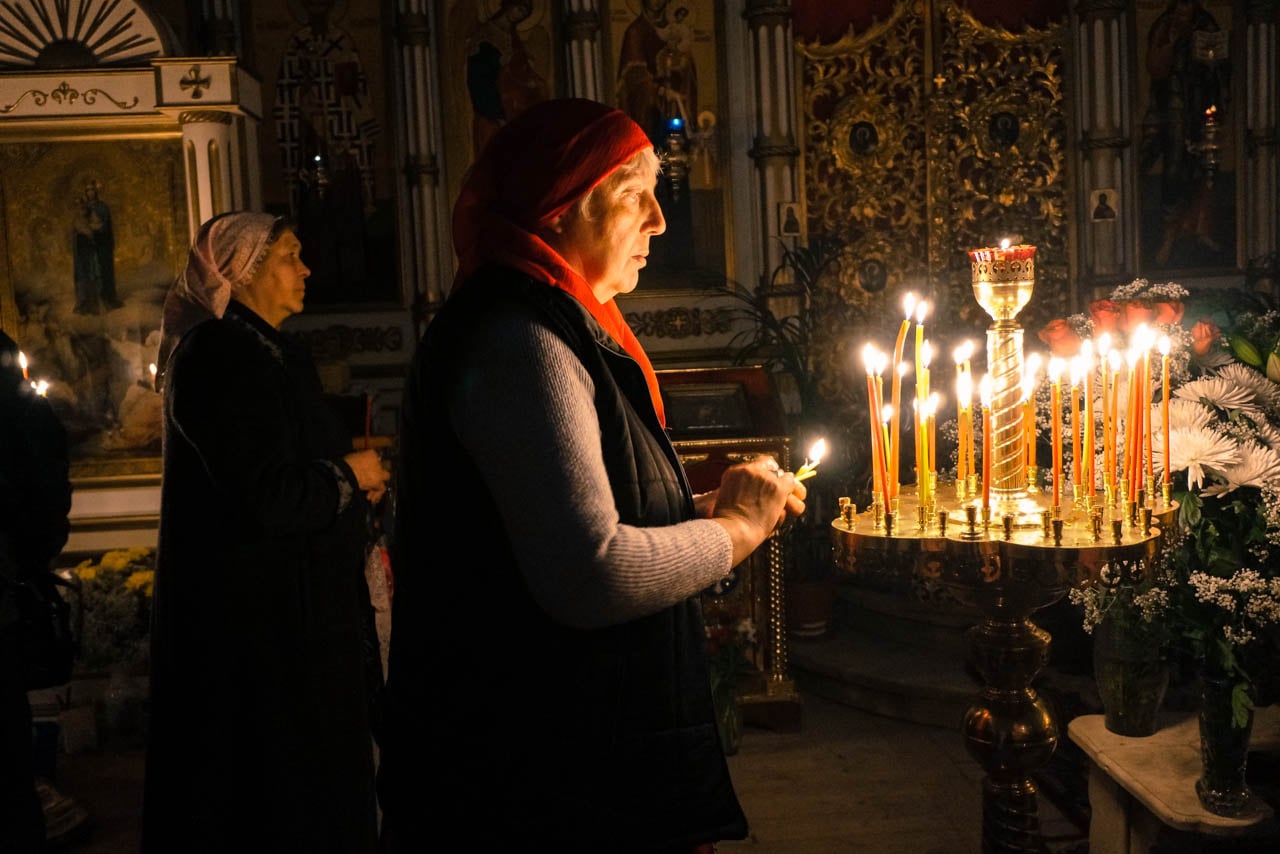 Православные христиане Максатихи встретили Пасху в Всехсвятском храме