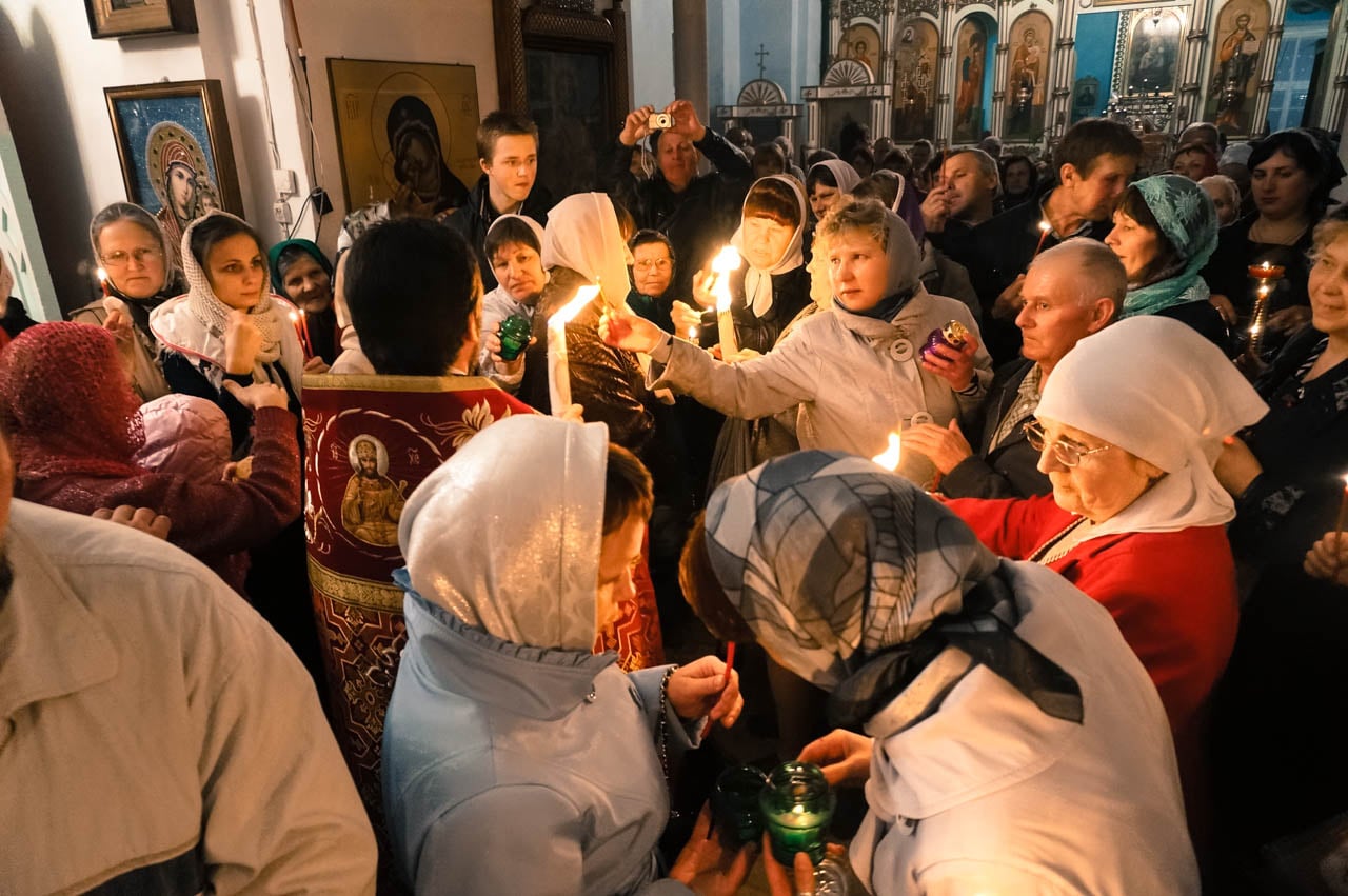 Православные христиане Максатихи встретили Пасху в Всехсвятском храме