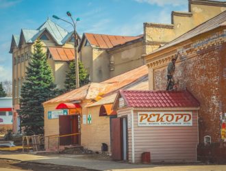 О окраске здания в центре Максатихи