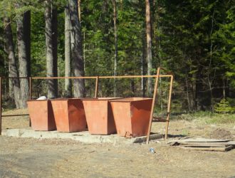 Неизвестные украли профлист с ограждения контейнерной площадки