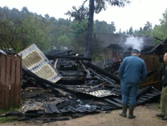 Из-за грозового разряда в Максатихе сгорел гараж с двумя автомобилями