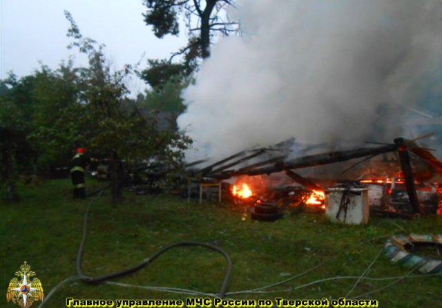 В Максатихе сгорел гараж с двумя автомобилями