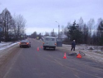 В Максатихе автомобиль скорой помощи сбил велосипедиста