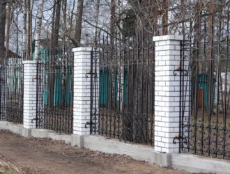 В парке посёлка Максатиха продолжается строительство ограждения