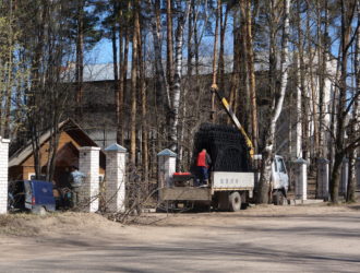 В парке выгружают вторую часть сварочных секций для ограждения