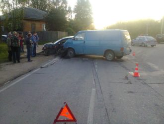 ДТП на Бежецкой улице: молодой автомобилист на «Фольксвагене-Поло» протаранил минивэн
