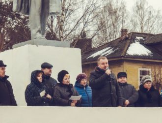 В Максатихе состоялся митинг в поддержку собрания районных депутатов