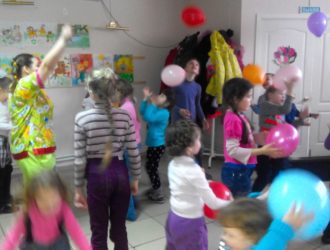 В кафе «Сказка» провели детскую игровую программу «Школа клоунов»