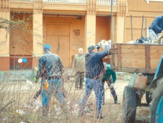 На территории клуба имени Калинина провели субботник