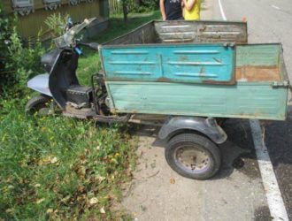 В Малышево мужчина с сыном серьезно пострадали, перевернувшись на мотороллере «Муравей»